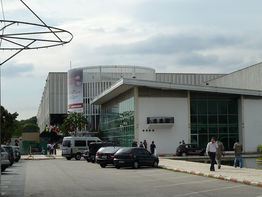 pavilhão de exposições do Anhembi por fora, com estacionamento e acesso de pedestres (foto de 2012; não é o prédio do Centro de Convenções)