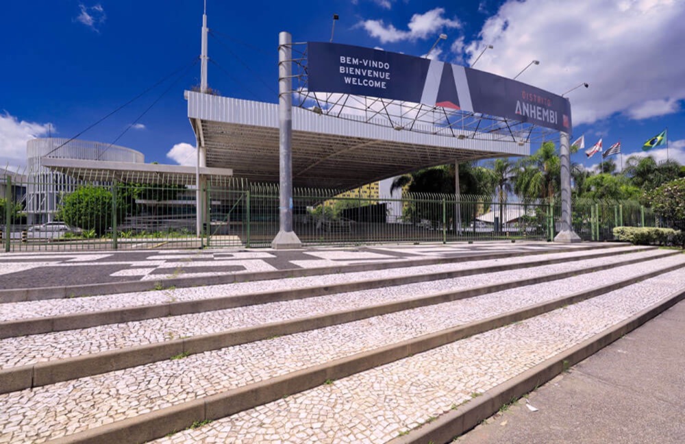 portão principal do Distrito Anhembi, com o arco Bem-vindo