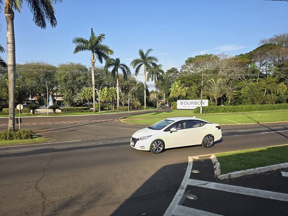 acesso do resort pela Av. das Cataratas, com a placa BOURBON