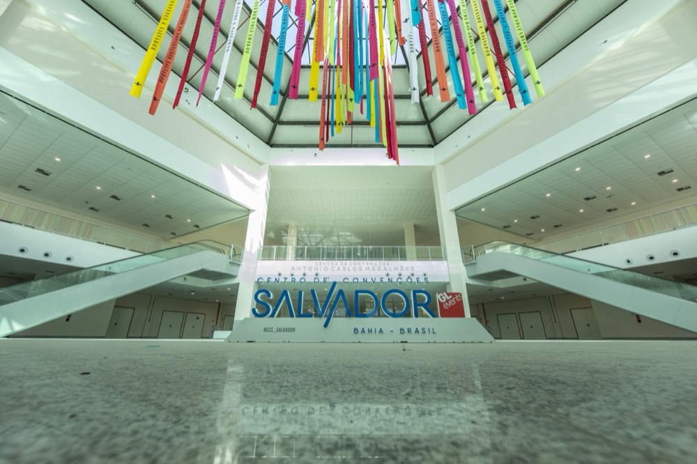 hall da entrada principal (CCS - Main Entrance), com o letreiro Salvador