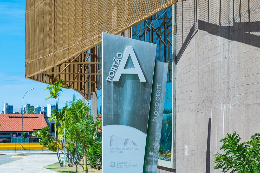 totem e entrada do Portão A, Bloco Oeste, por fora