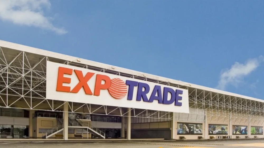 fachada principal do Expotrade com o letreiro