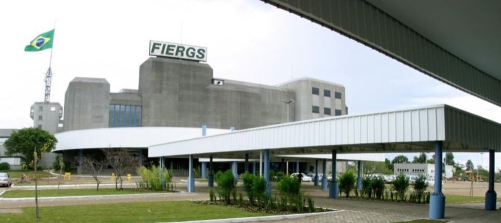 passarela coberta de quem chega do estacionamento, com o prédio FIERGS ao fundo