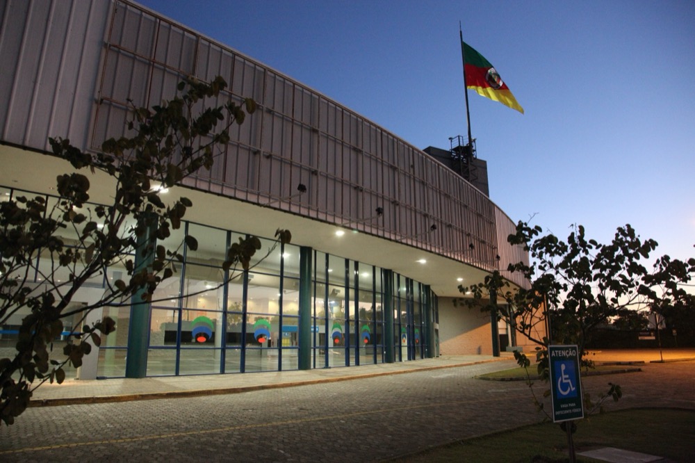 fachada de vidro da entrada do Centro de Eventos, à noite