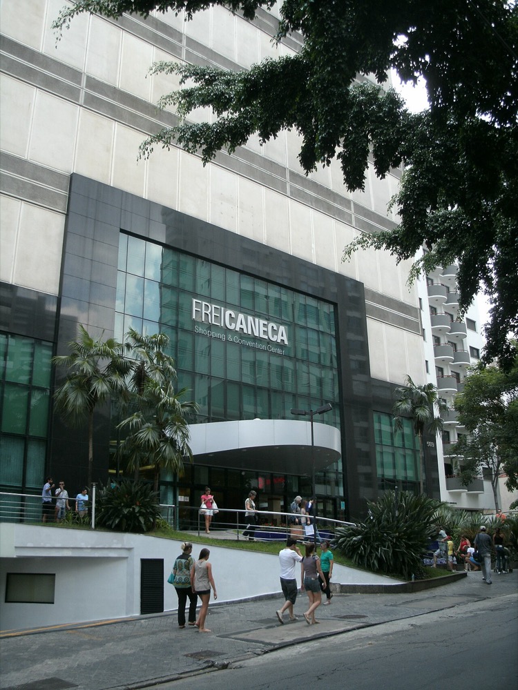 entrada principal com marquise e letreiro Shopping & Convention Center, vista da calçada (foto antiga)