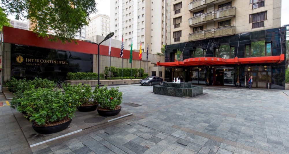 entrada do hotel pela Alameda Santos, com a marquise vermelha e as bandeiras