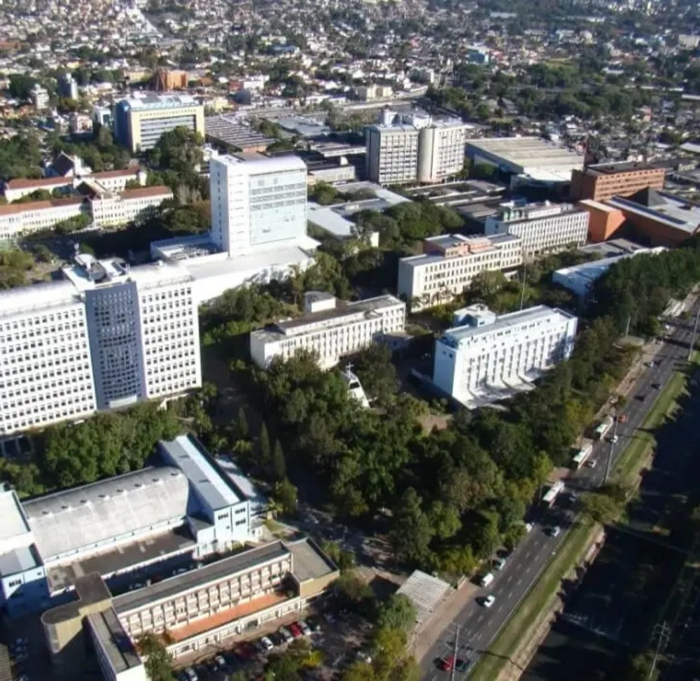 vista aérea do campus pela Av. Ipiranga; a porta do Centro de Eventos (prédio 41) não aparece: use o Street View
