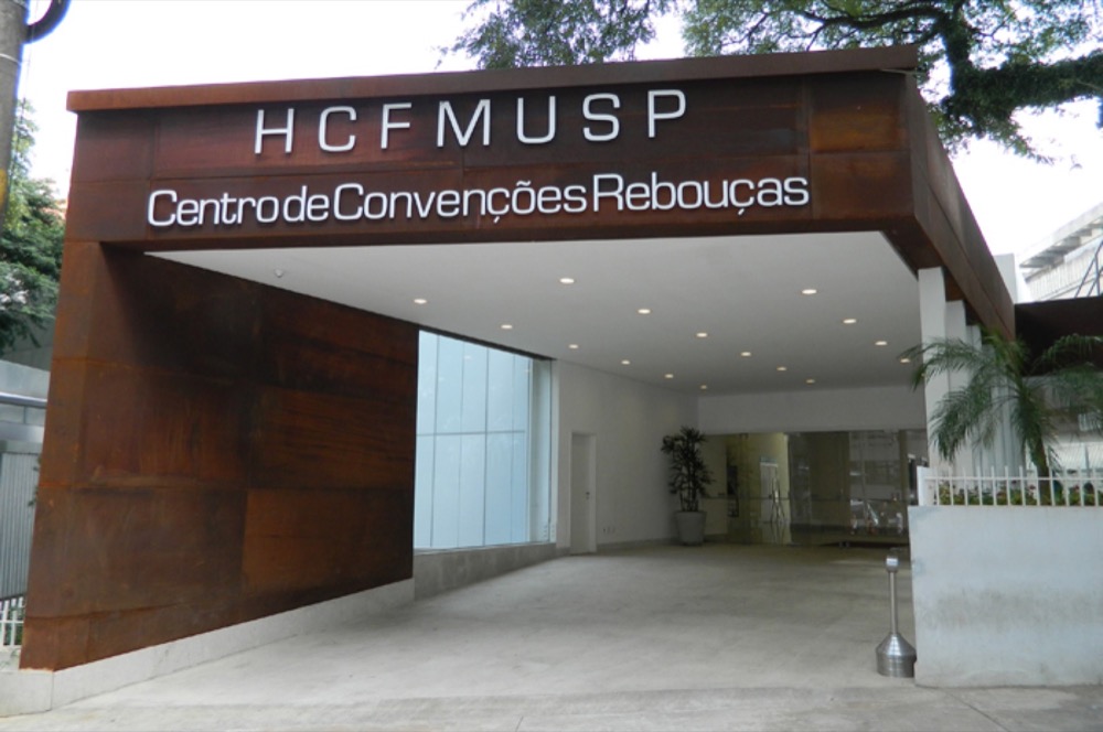 portal de entrada com o letreiro HCFMUSP Centro de Convenções Rebouças (foto de 2016)