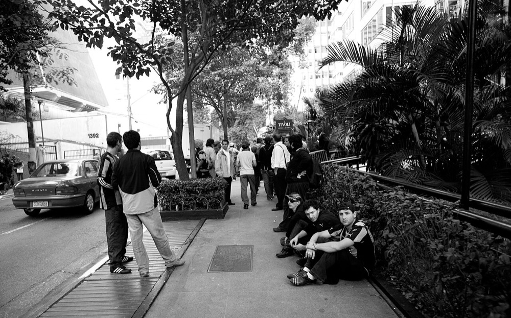 calçada da Alameda Santos em frente à entrada, com a placa Tivoli ao fundo (2011, P&B; fachada pouco visível)