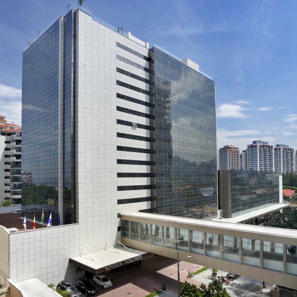 fachada do hotel com a marquise da entrada (letreiro Windsor Oceânico) embaixo, à esquerda